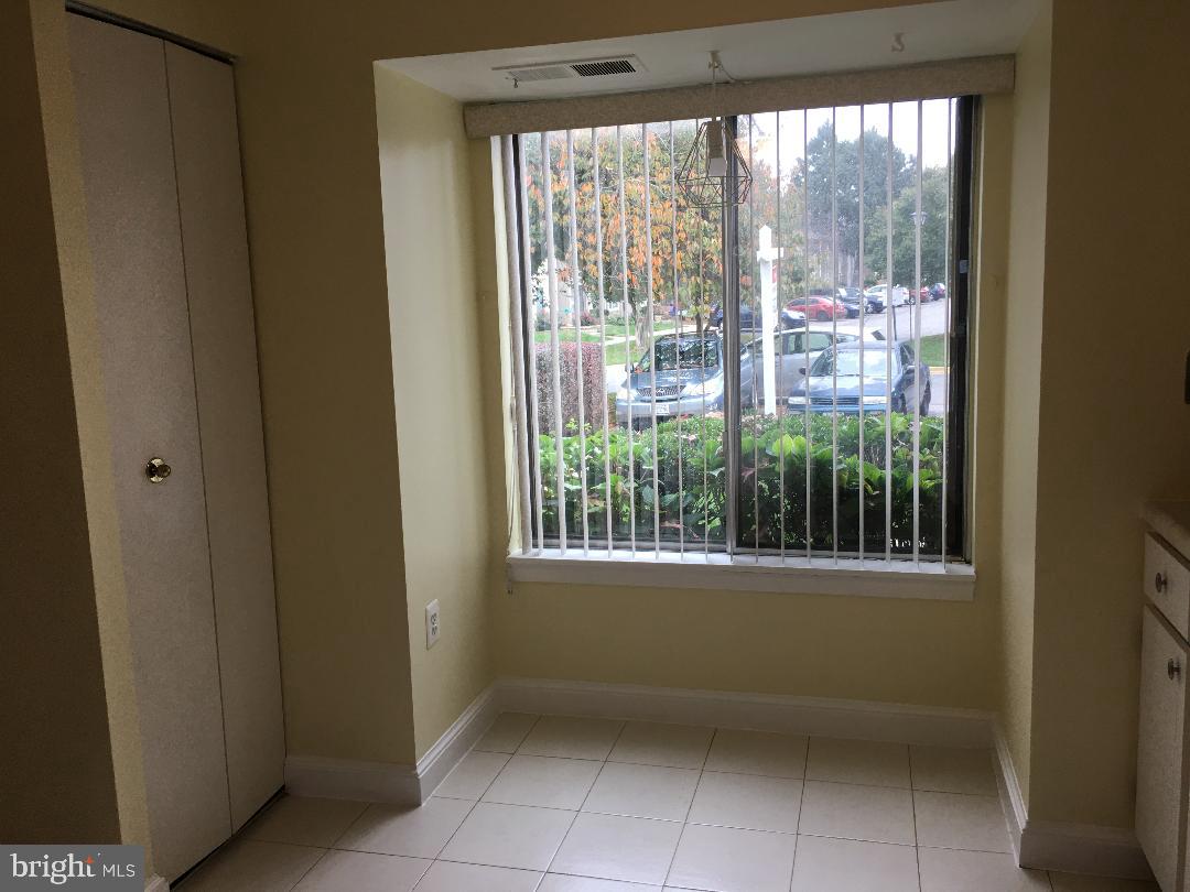 9623 Horizon Run Road, Unit 2A Gaithersburg, MD 20886 - Photo 6 of 14 Kitchen table space