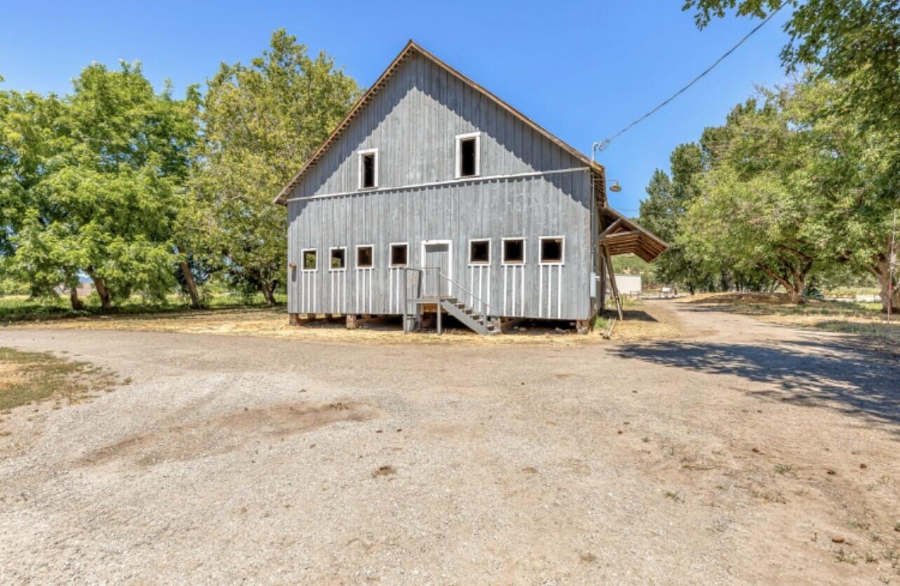 9884 Table Rock Road White City, OR 97503 - Photo 5 of 25 a view of a house with a yard covered in snow