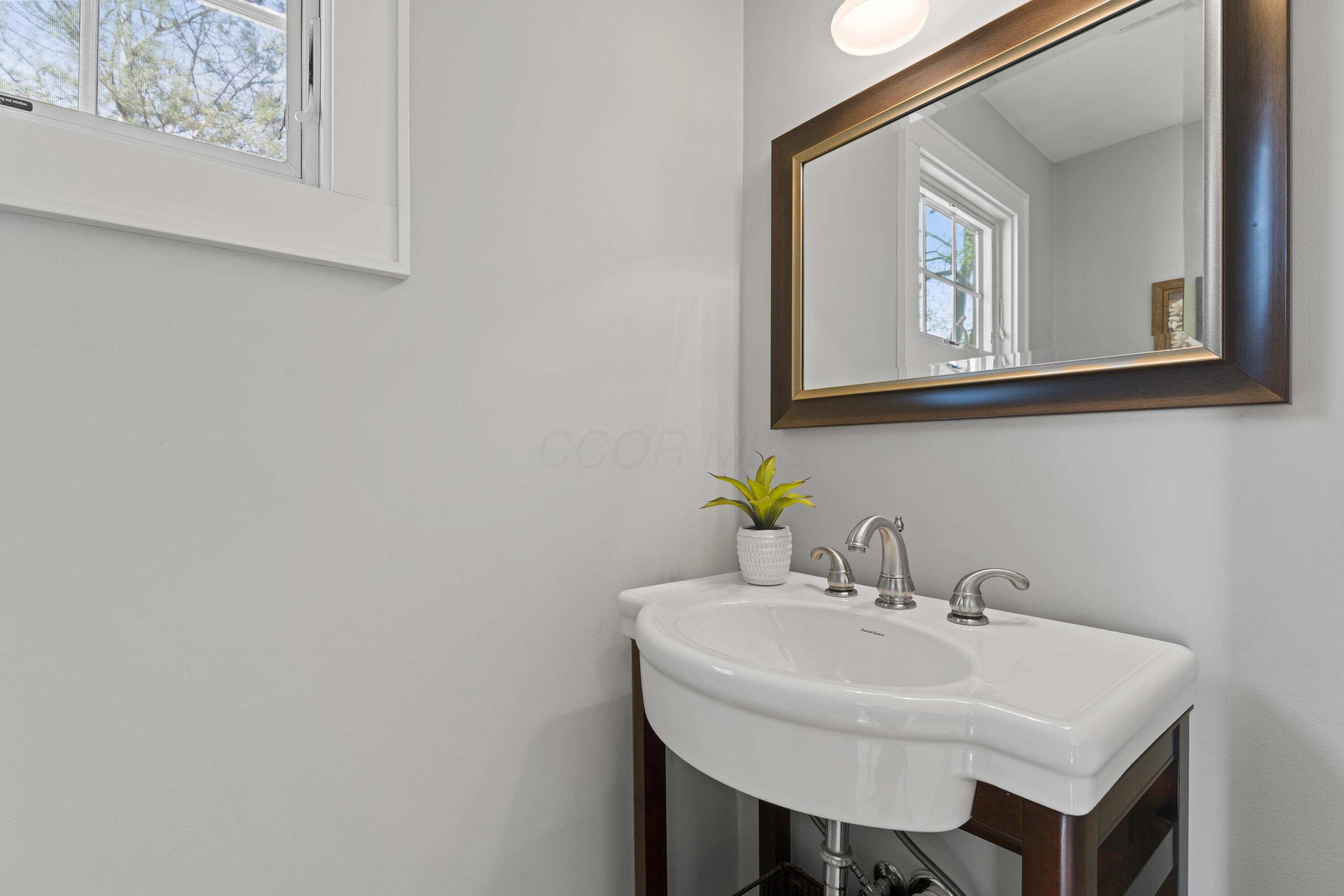 949 South Cassingham Road Columbus, OH 43209 - Photo 25 of 52 Half bath/ 1st floor