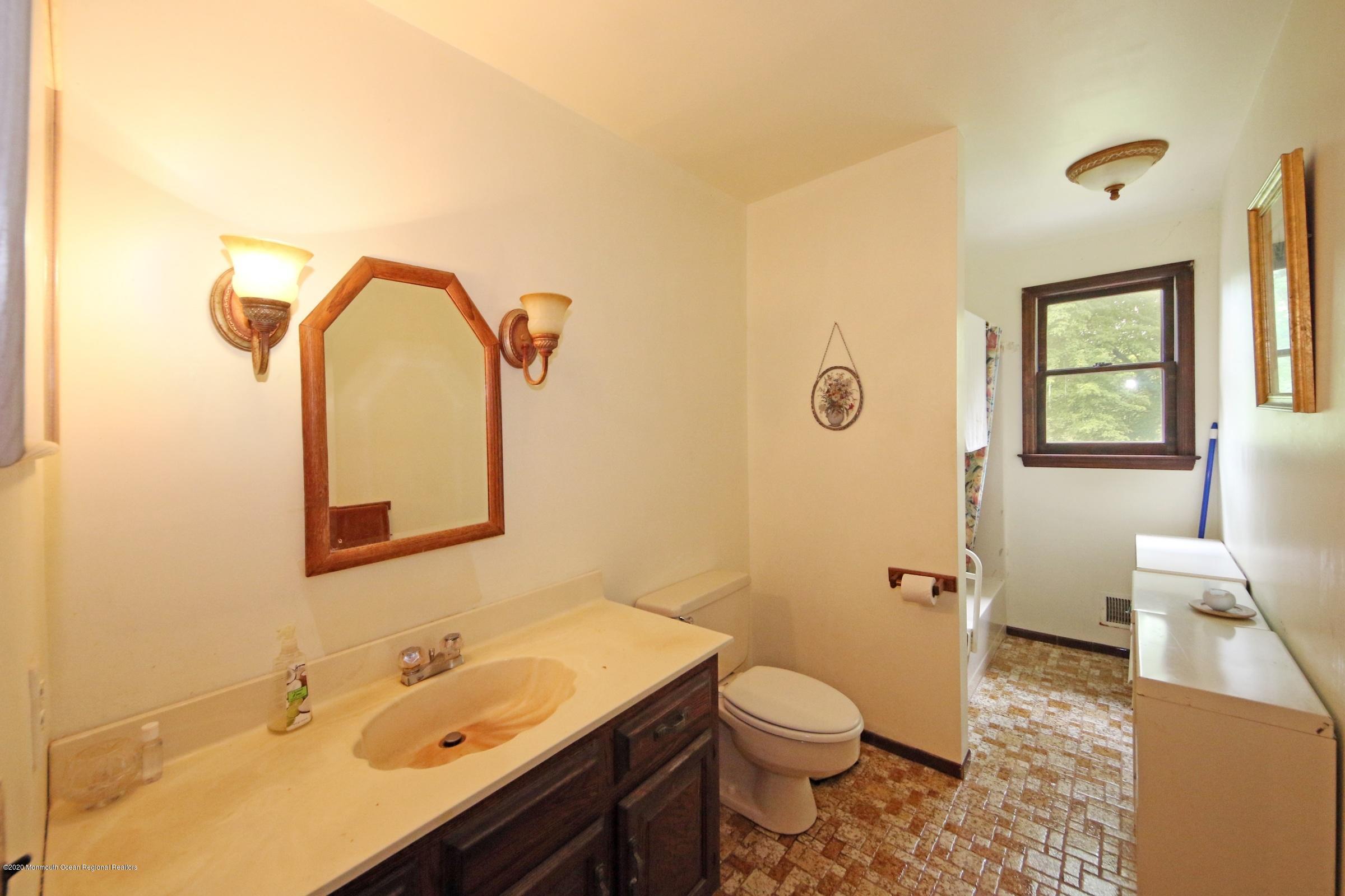 657 Locust Point Road Atlantic Highlands, NJ 07716 - Photo 17 of 21 Full Main Bath