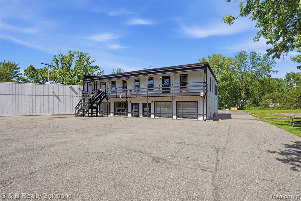 780 North Van Dyke Road, Unit APARTMENT #1 Almont, MI 48003 - Photo 3 of 28