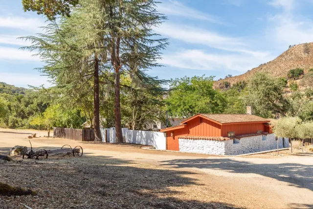 a view of back yard of the house