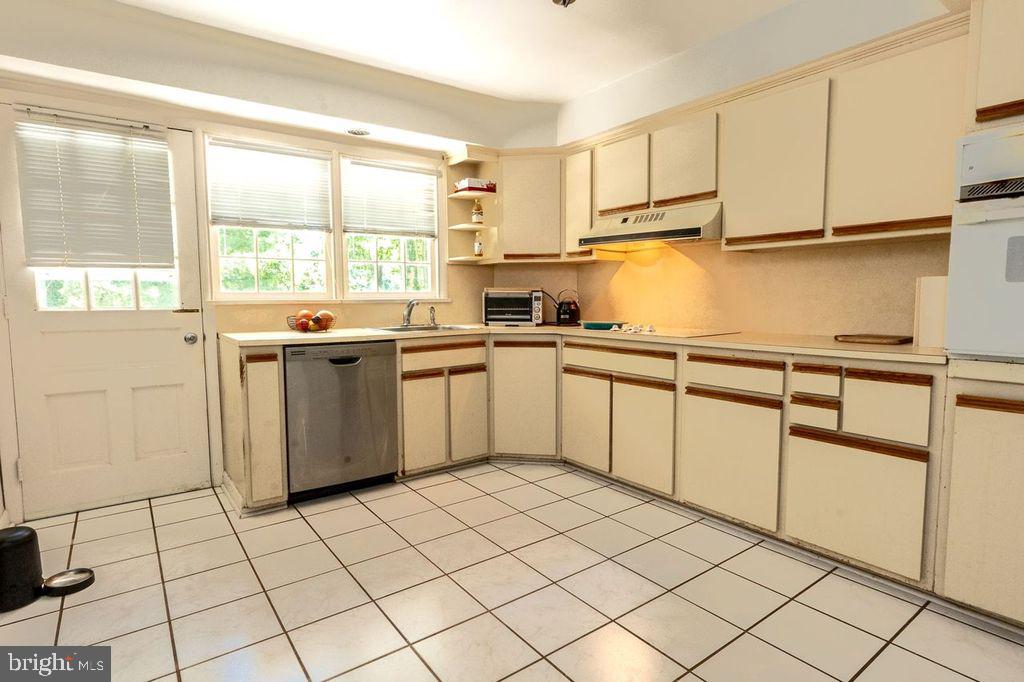 1066 Sparrow Road Jenkintown, PA 19046 - Photo 13 of 37 Kitchen