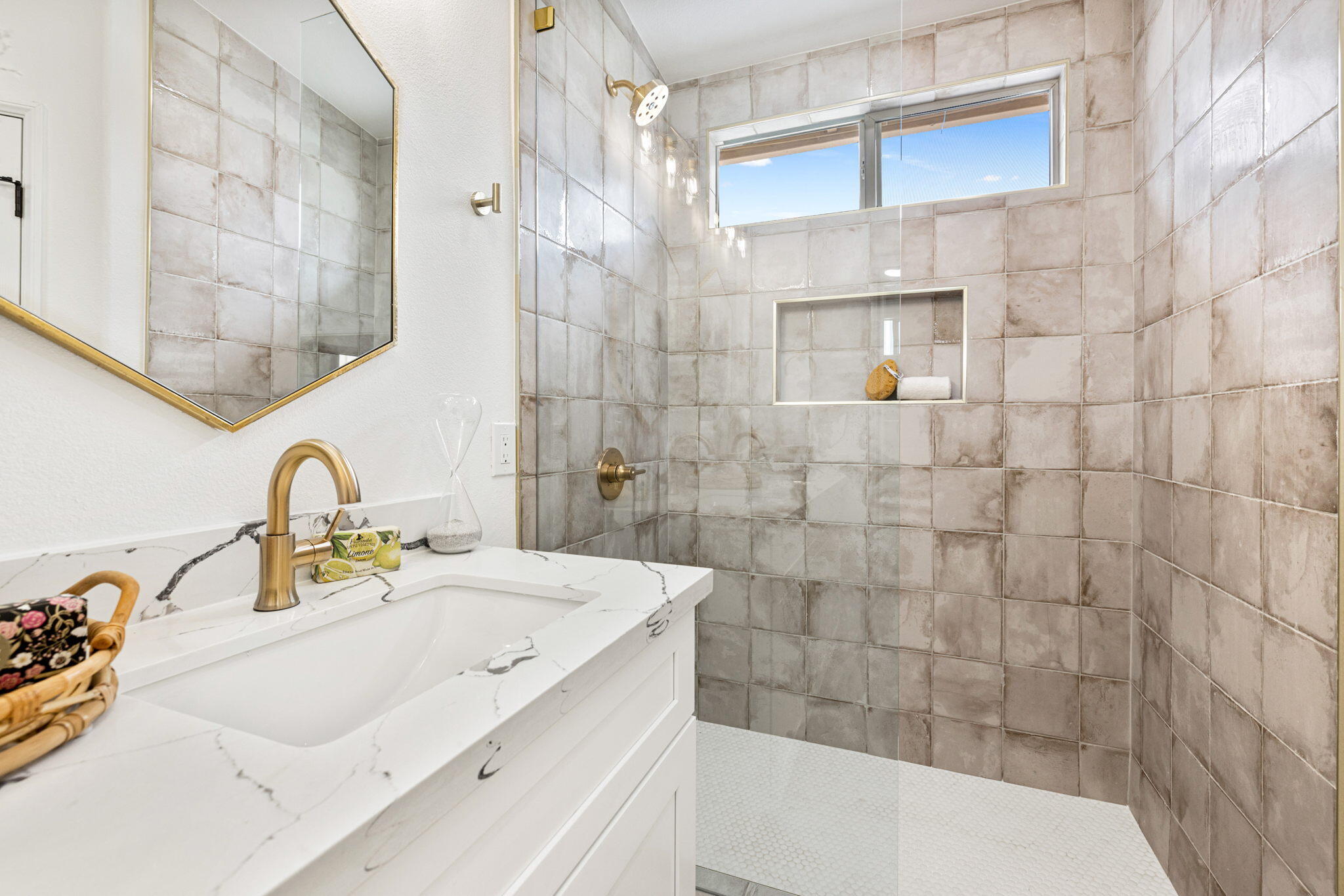 79340 Paseo Del Rey La Quinta, CA 92253 - Photo 59 of 69 a bathroom with a sink and a bathtub