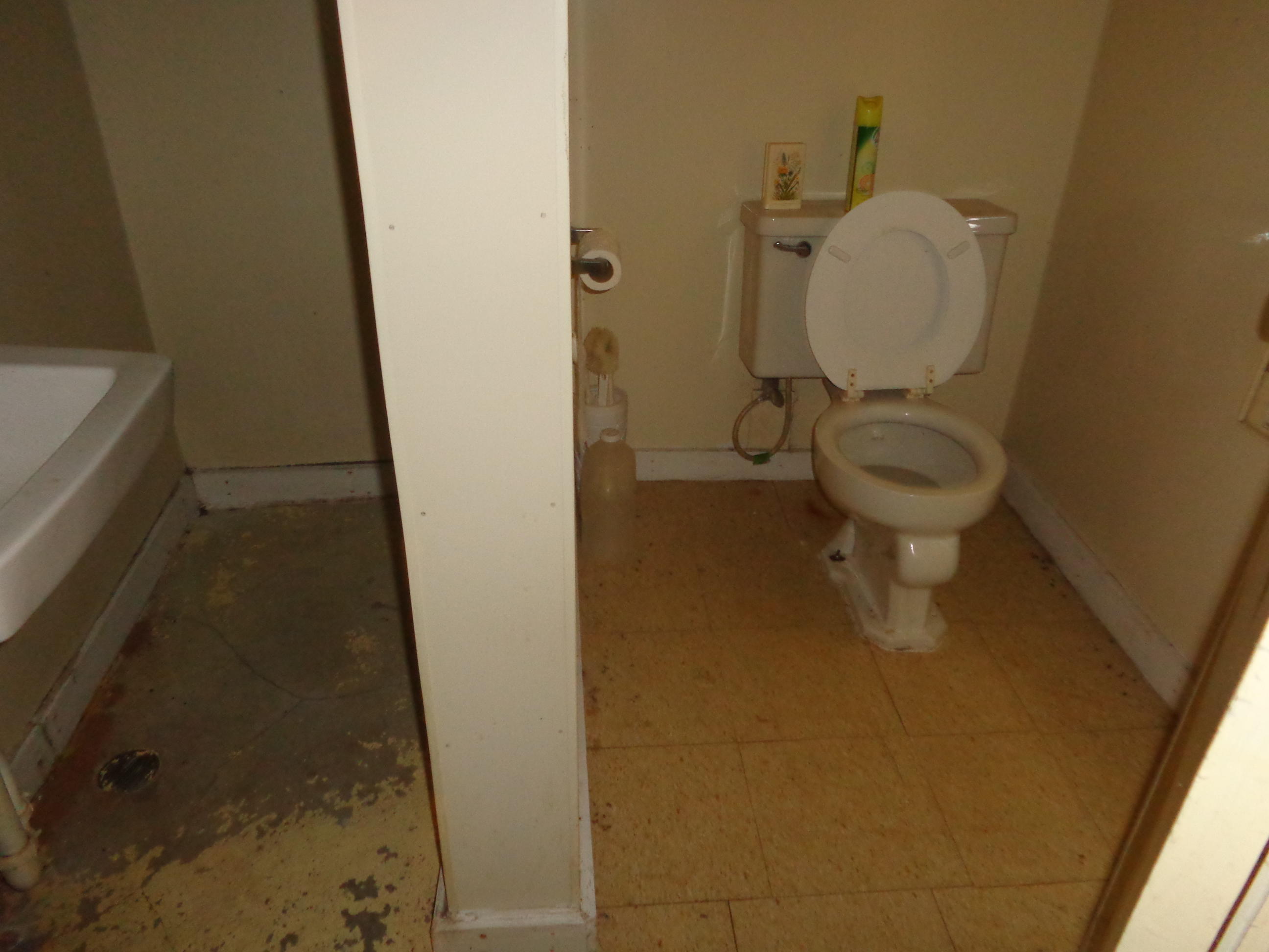 617 North Lee Street Rockingham, NC 28379 - Photo 9 of 34 Bath on main floor
