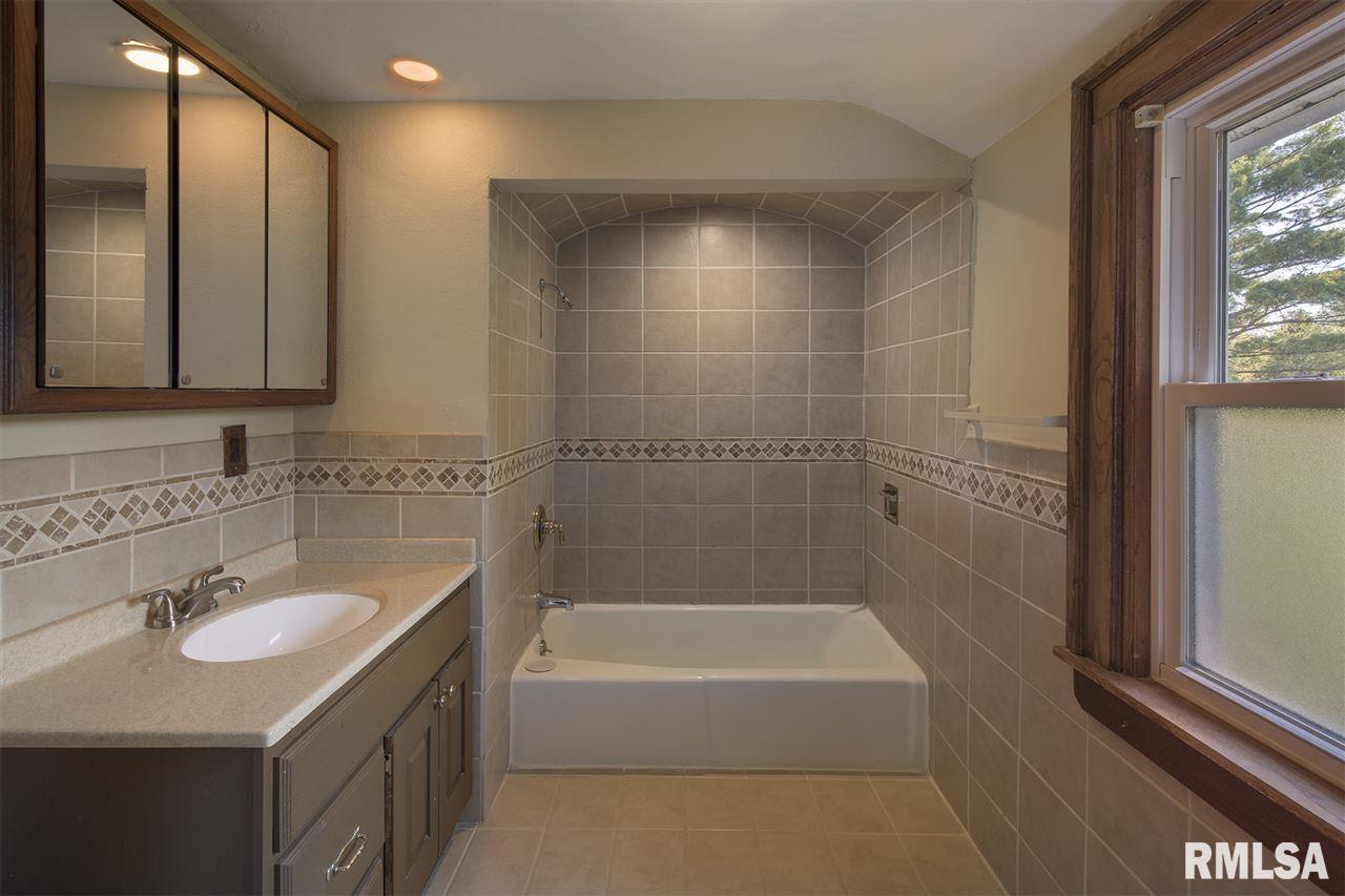 329 Forest Road Davenport, IA 52803 - Photo 14 of 19 Gallery Image 14