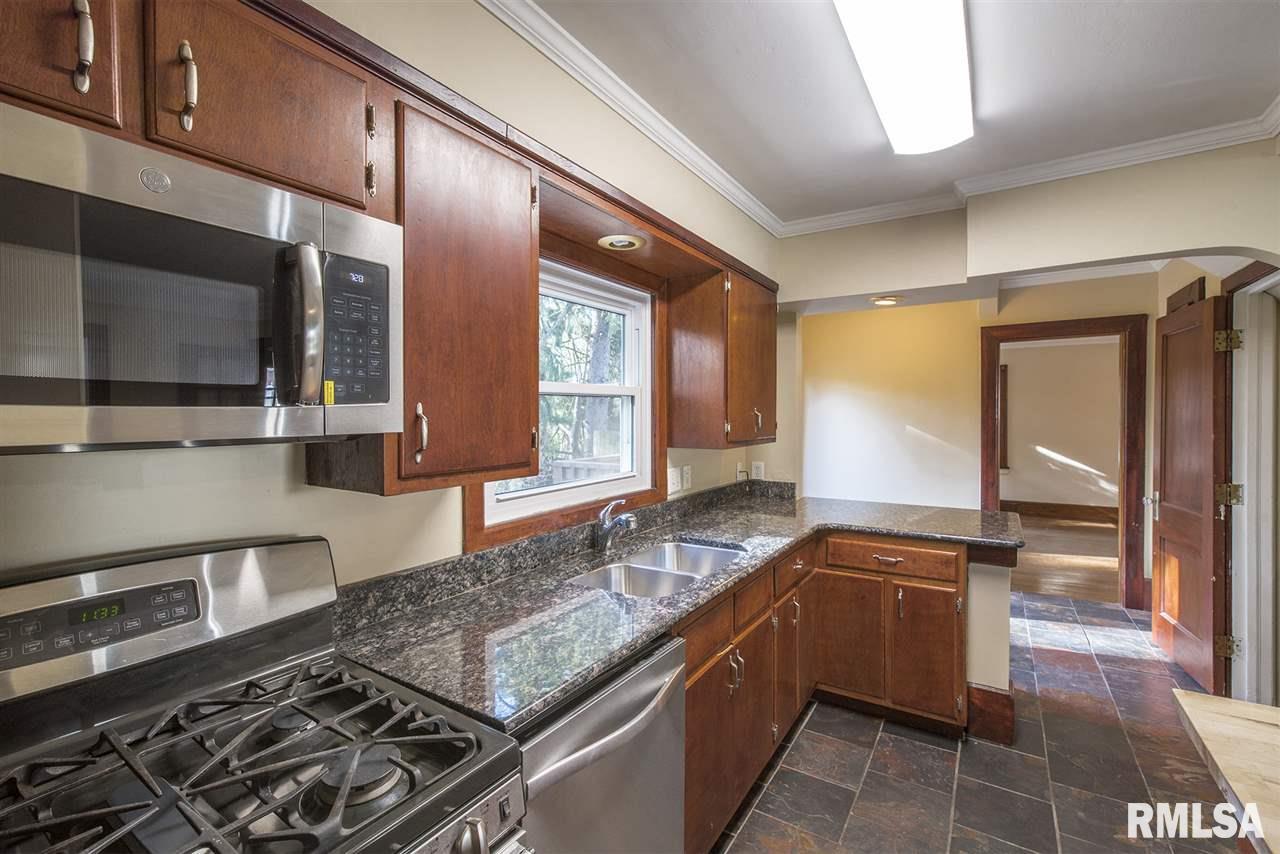 329 Forest Road Davenport, IA 52803 - Photo 5 of 19 Gallery Image 5