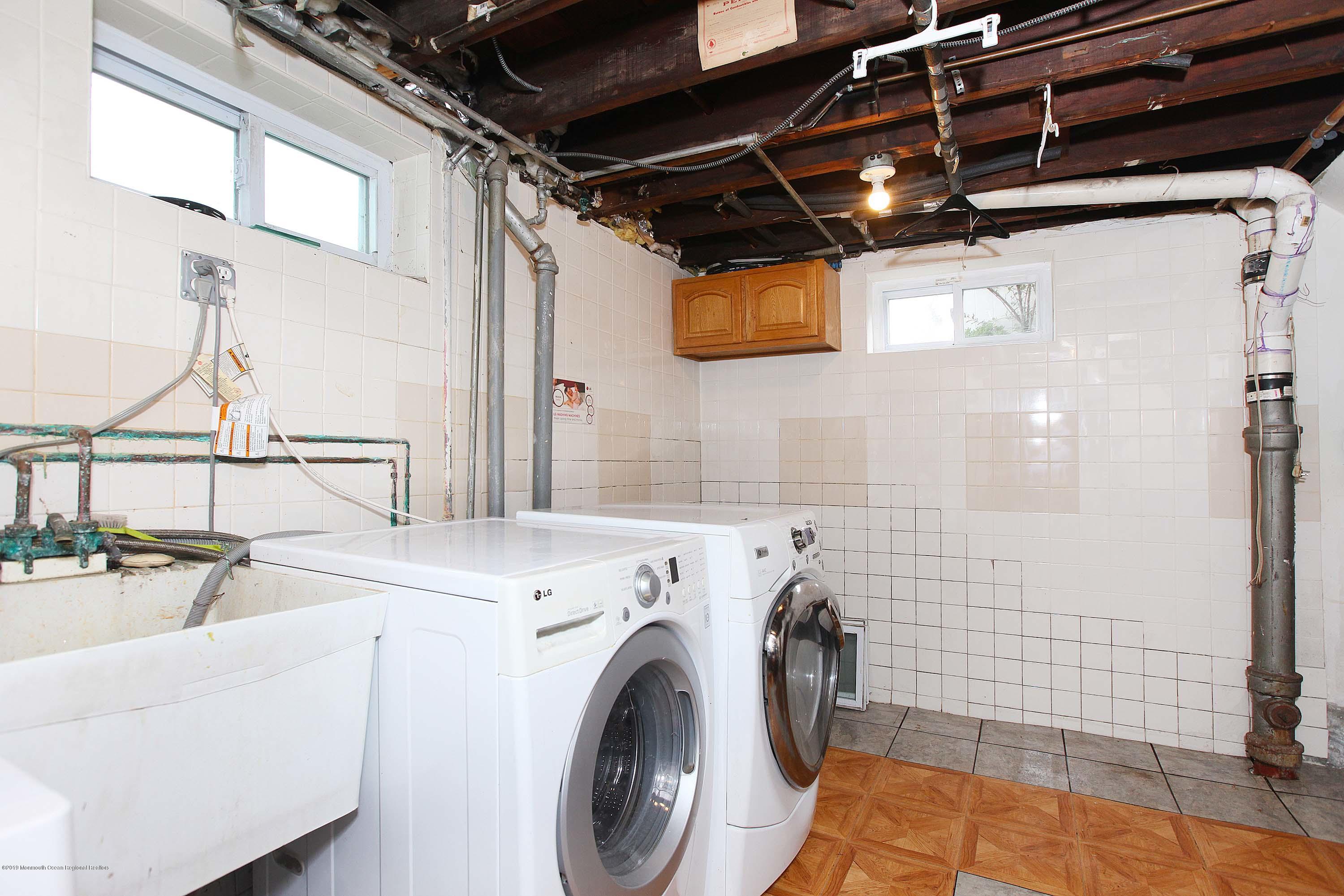 210 Hillside Road Linden, NJ 07036 - Photo 23 of 25 a utility room with dryer and washer