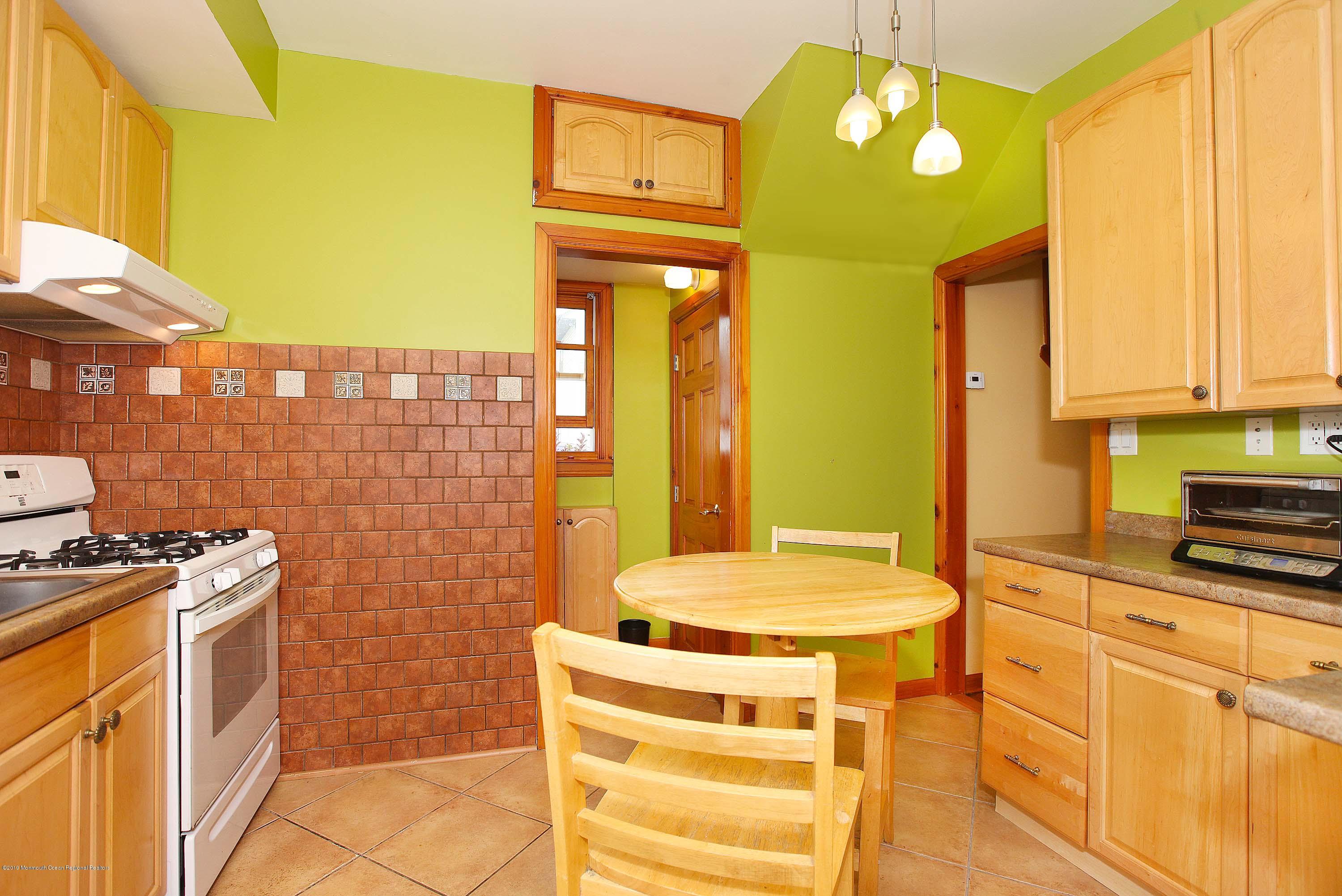 210 Hillside Road Linden, NJ 07036 - Photo 10 of 25 a kitchen that has a stove and a table