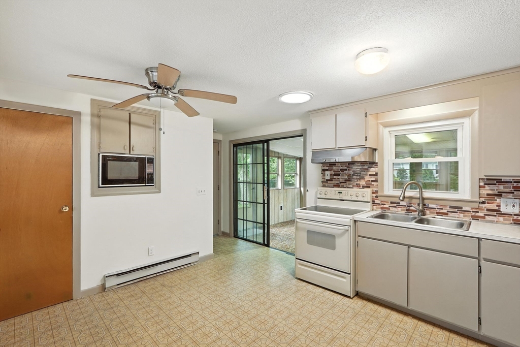 175 Hanson Drive Springfield, MA 01128 - Photo 6 of 39