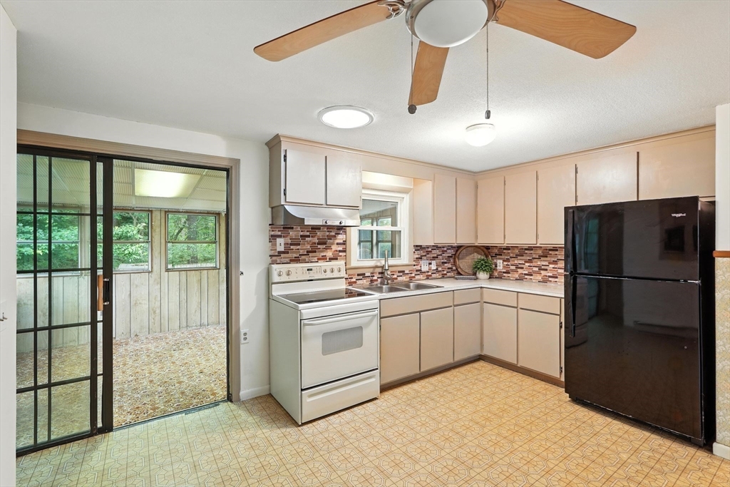 175 Hanson Drive Springfield, MA 01128 - Photo 7 of 39
