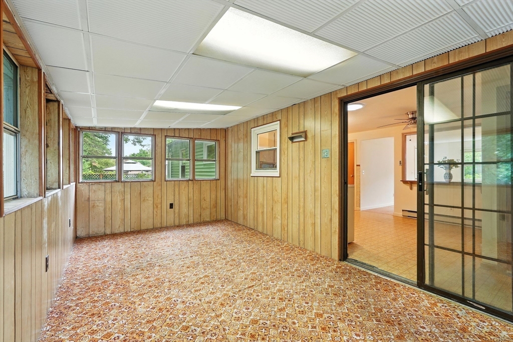 175 Hanson Drive Springfield, MA 01128 - Photo 9 of 39