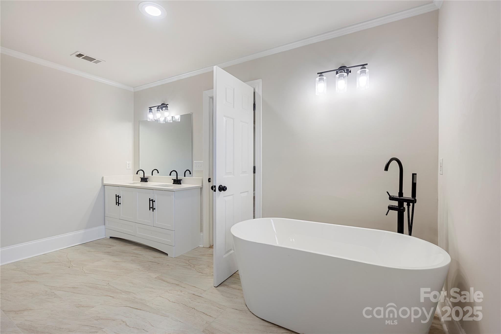 400 Millstone Road Florence, SC 29505 - Photo 27 of 48 a bathroom with a bathtub and mirror