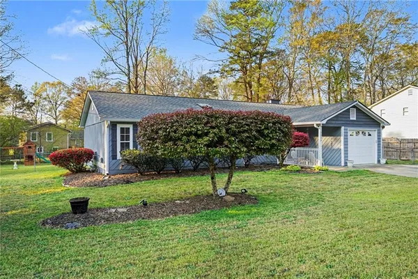 a view of a house with a yard