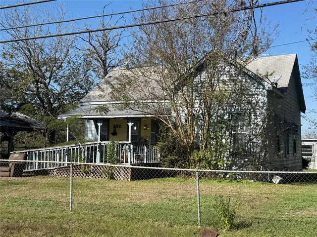 a view of a house with backyard and deck