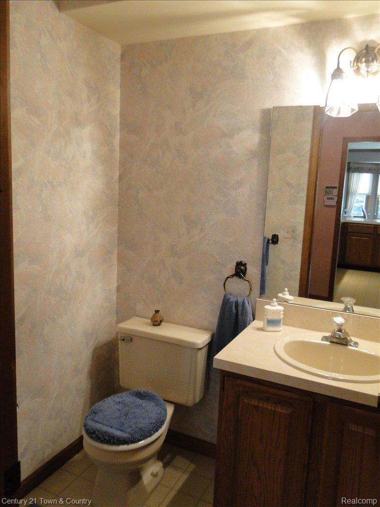 8293 Holcomb Road Clarkston, MI 48348 - Photo 15 of 22 Guest Bath