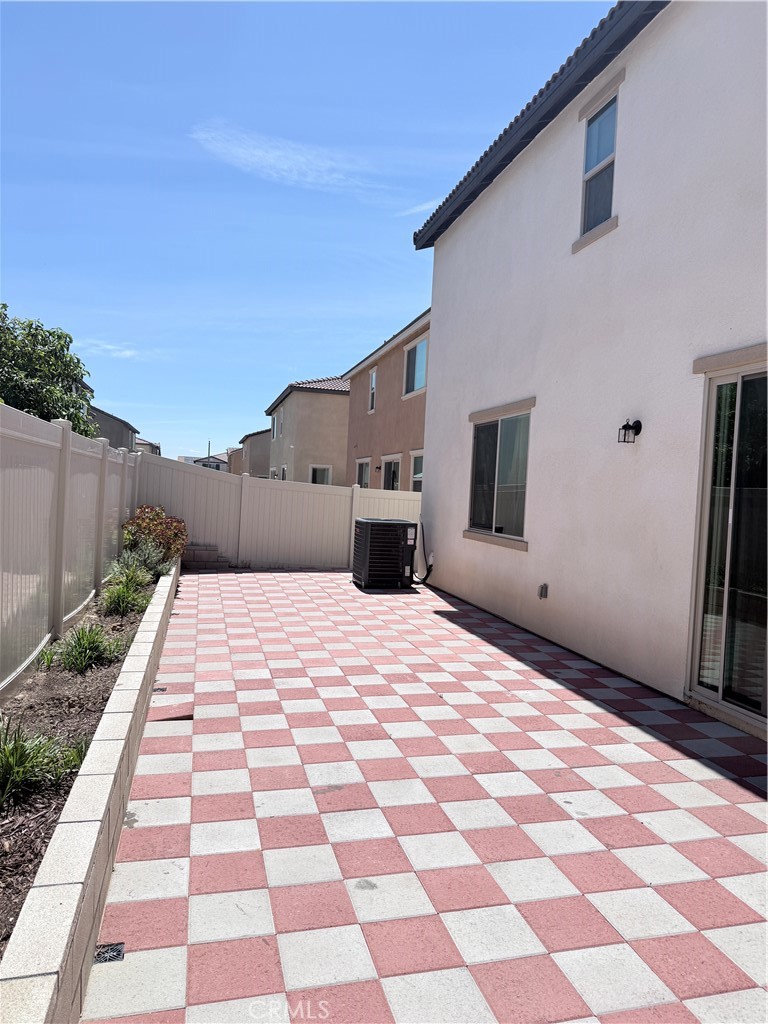 729 South Sumac Lane Rialto, CA 92376 - Photo 22 of 22 a backyard of a house