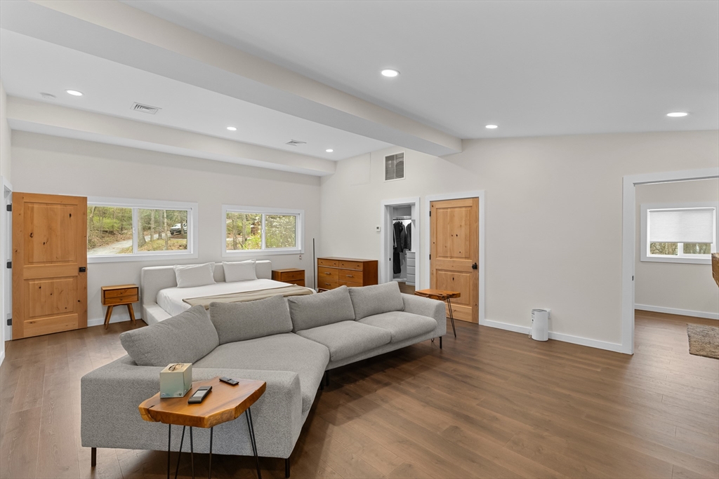 335 Salisbury Street Worcester, MA 01609 - Photo 18 of 33