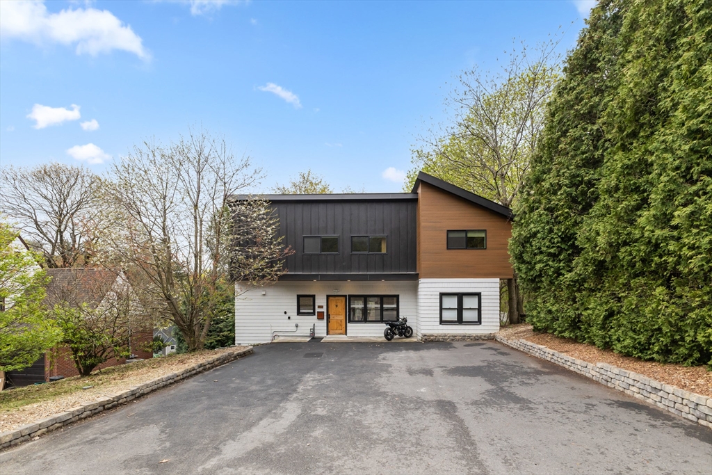 335 Salisbury Street Worcester, MA 01609 - Photo 2 of 33