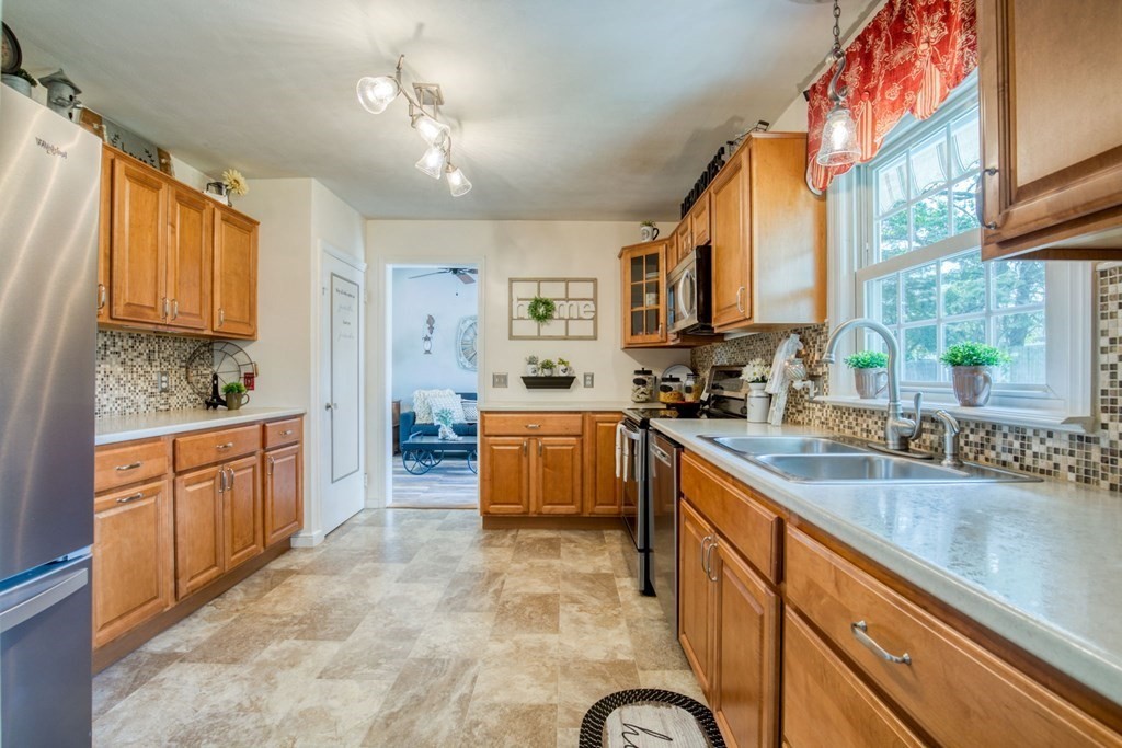596 Roosevelt Avenue Springfield, MA 01118 - Photo 7 of 26 Gallery Image 7