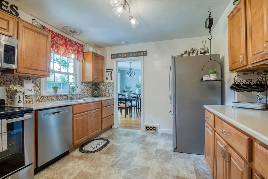 596 Roosevelt Avenue Springfield, MA 01118 - Photo 8 of 26 Gallery Image 8