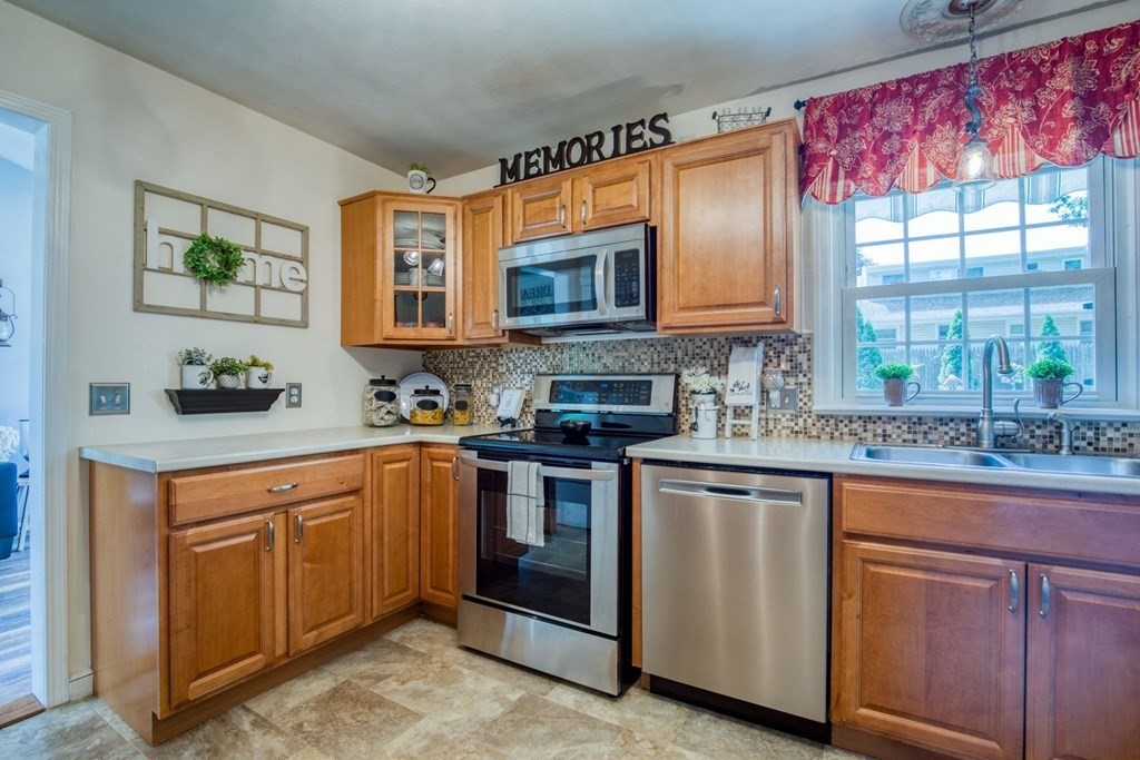 596 Roosevelt Avenue Springfield, MA 01118 - Photo 9 of 26 Gallery Image 9