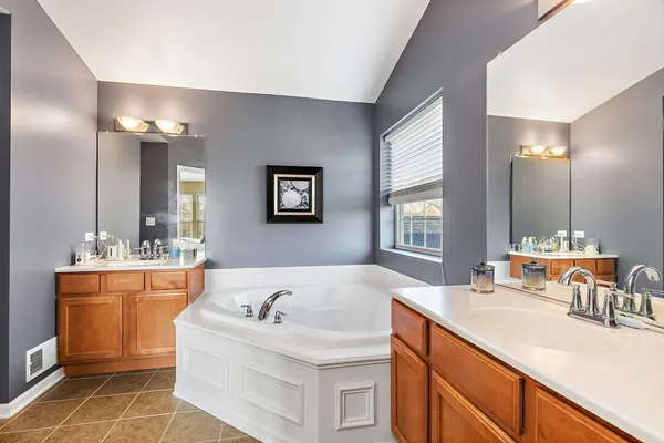 $510,000 | 4077 Stratford Lane, Carpentersville, IL 60110