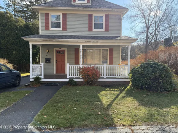 a view of a house with backyard and garden