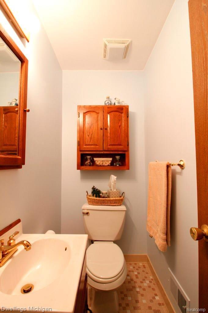 384 Buckingham Road Canton, MI 48188 - Photo 22 of 39 _MG_1106.jpg