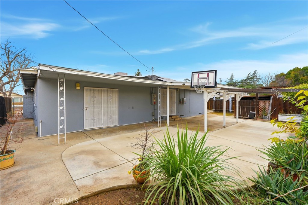 2826 East Hampton Way Fresno, CA 93726 - Photo 25 of 29 a view of a house with a patio