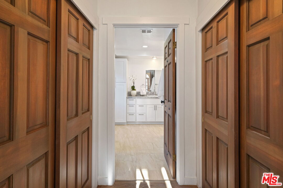 543 Westmount Drive West Hollywood, CA 90048 - Photo 19 of 44