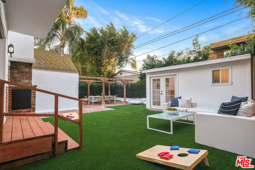 543 Westmount Drive West Hollywood, CA 90048 - Photo 30 of 44 a backyard of a house with table and chairs