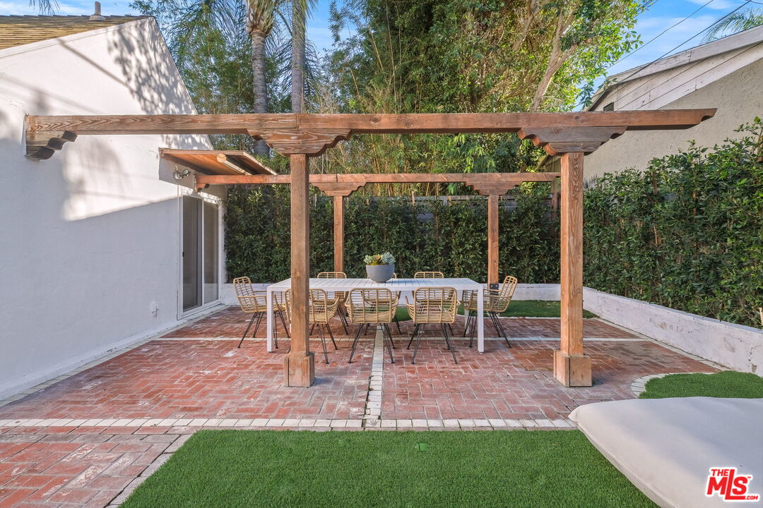 543 Westmount Drive West Hollywood, CA 90048 - Photo 4 of 44 a view of an outdoor sitting space