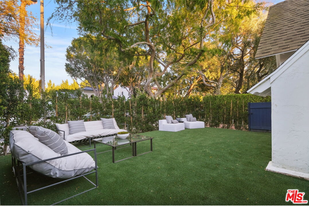 543 Westmount Drive West Hollywood, CA 90048 - Photo 38 of 44 a view of backyard with seating area