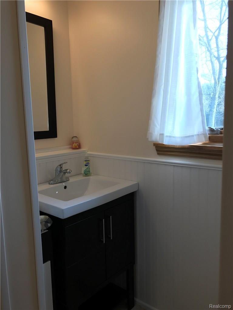 570 North Kellogg Road Howell, MI 48843 - Photo 18 of 40 Half bath off laundry room.
