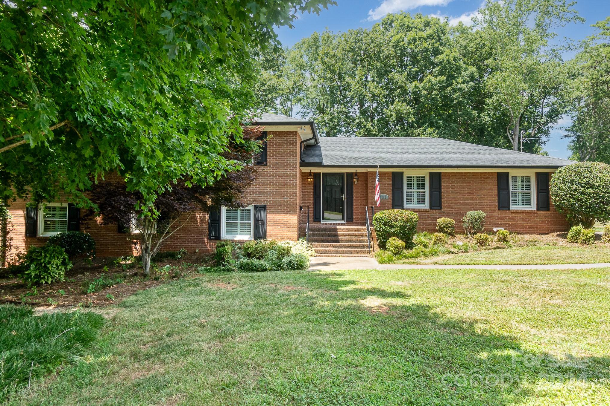 1008 Dumbarton Road Gastonia, NC 28054 - Photo 2 of 39 a front view of a house with a yard