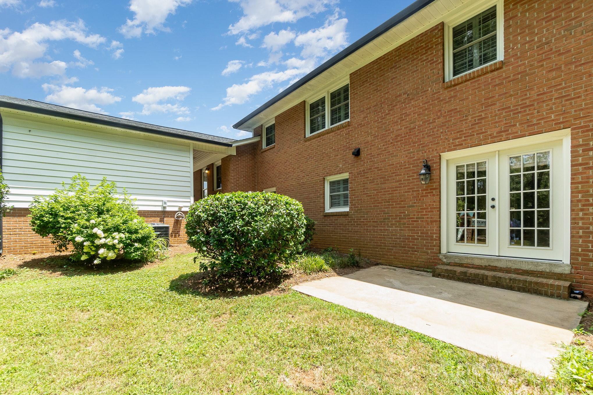 1008 Dumbarton Road Gastonia, NC 28054 - Photo 31 of 39 a house with a yard and potted plants