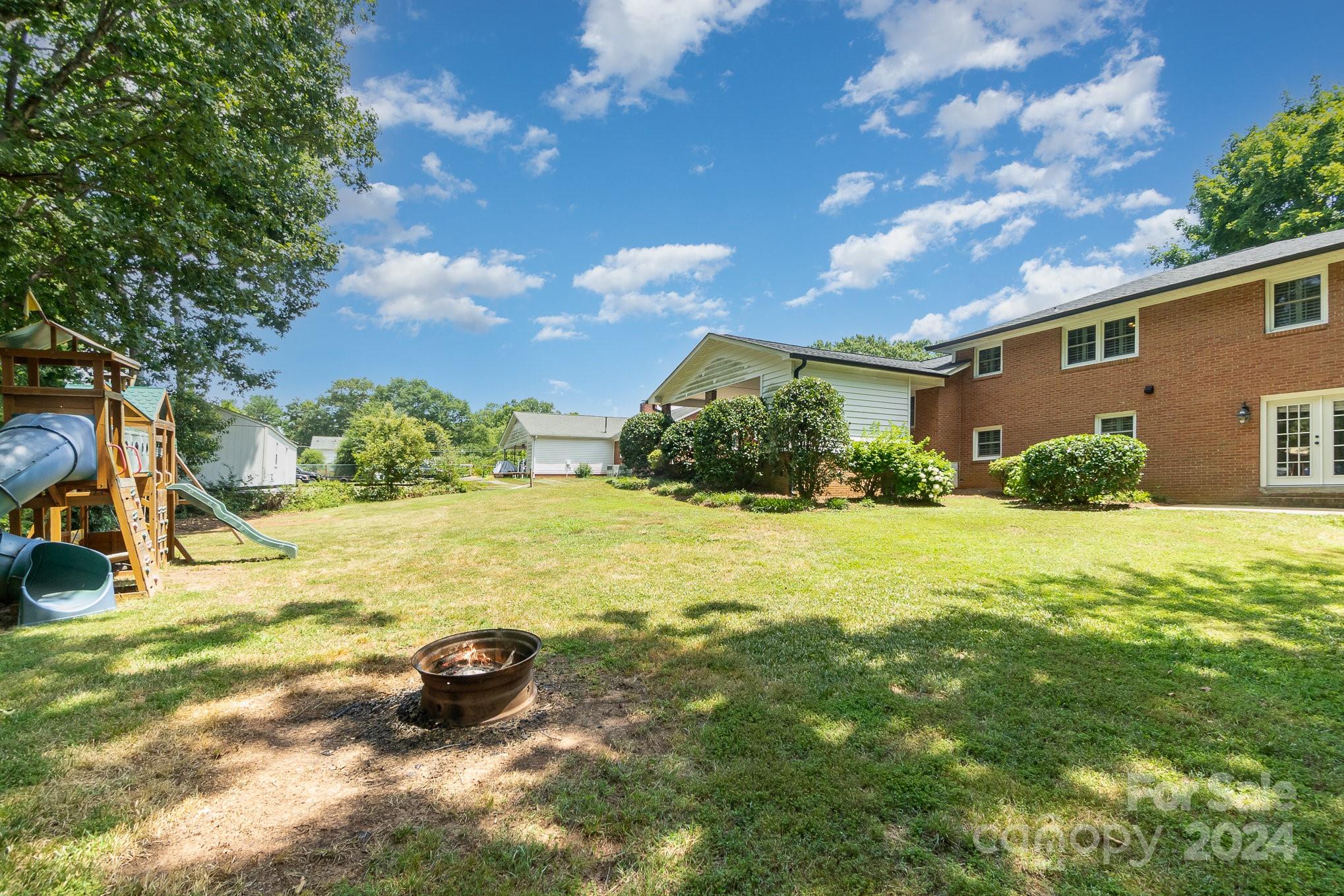 1008 Dumbarton Road Gastonia, NC 28054 - Photo 33 of 39 a view of a backyard with plants and a patio