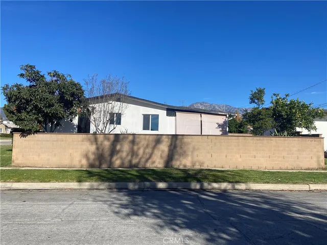 a view of back yard of the house