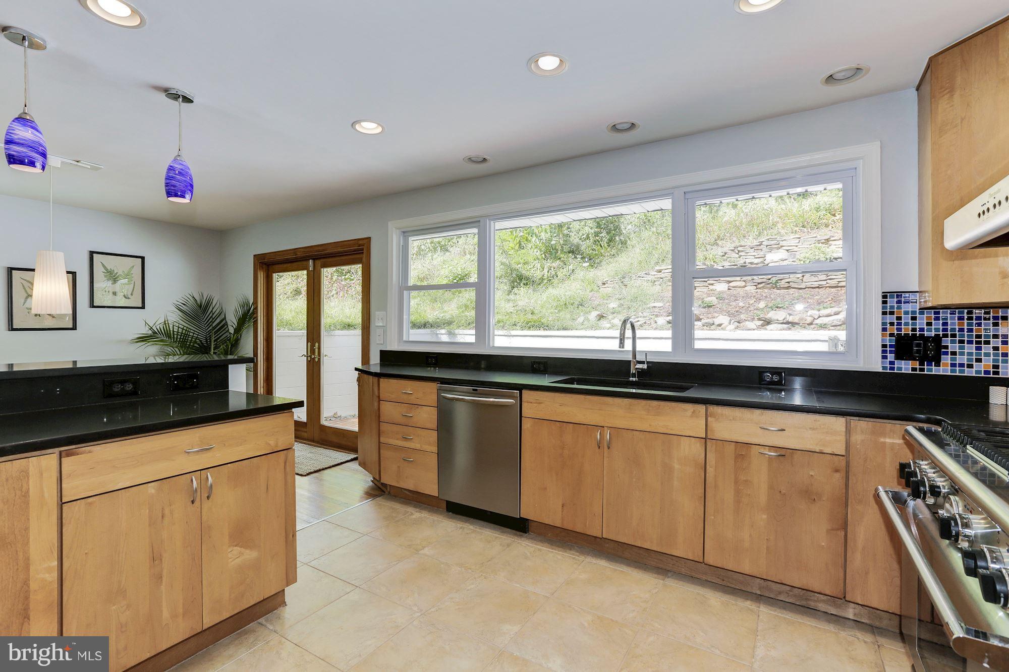 1806 Courtland Road Alexandria, VA 22306 - Photo 12 of 30 Beautiful Cabinetry and Countertops