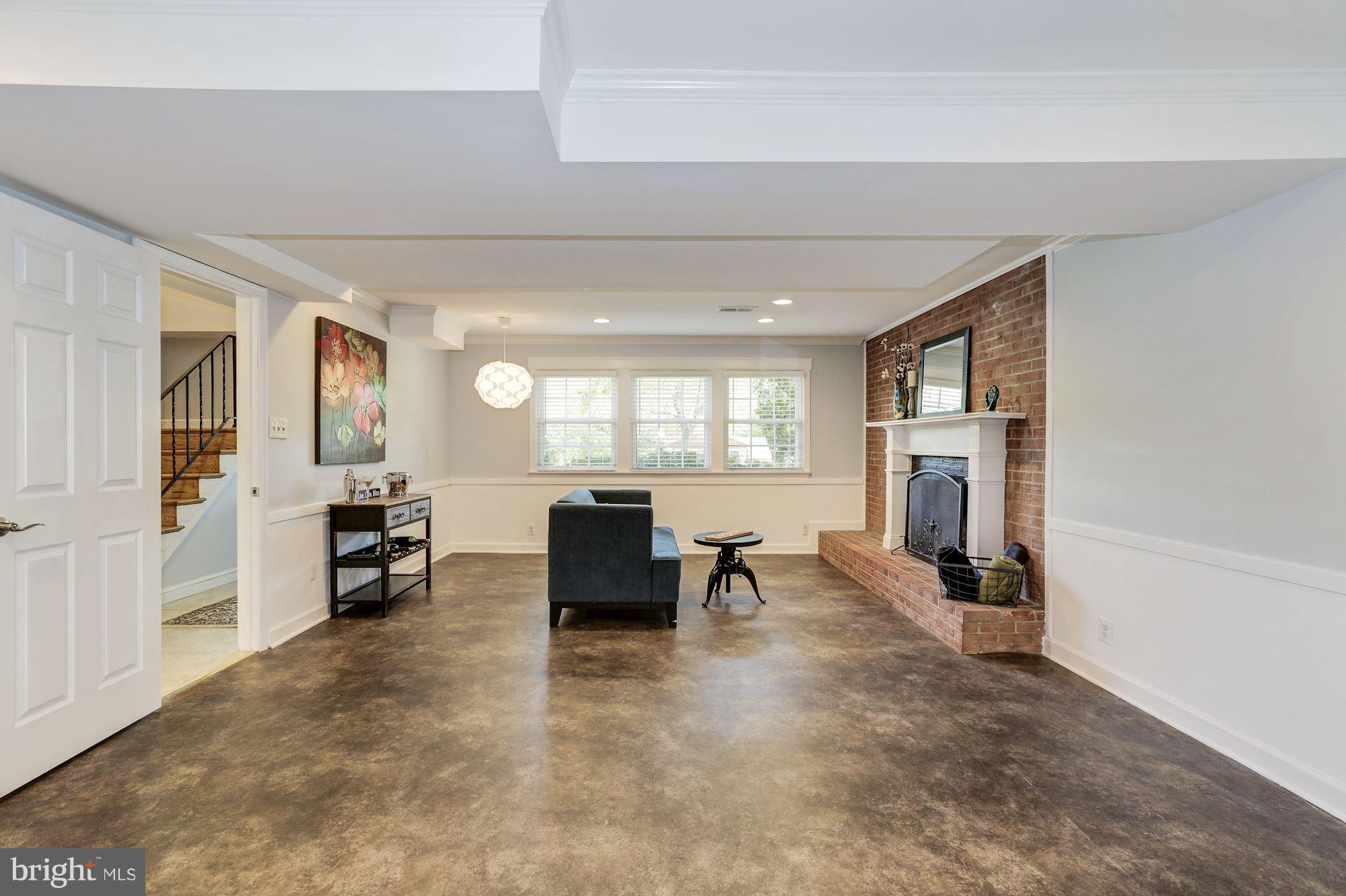1806 Courtland Road Alexandria, VA 22306 - Photo 13 of 30 Family Rm w/ Fireplace and Fabulous Flooring