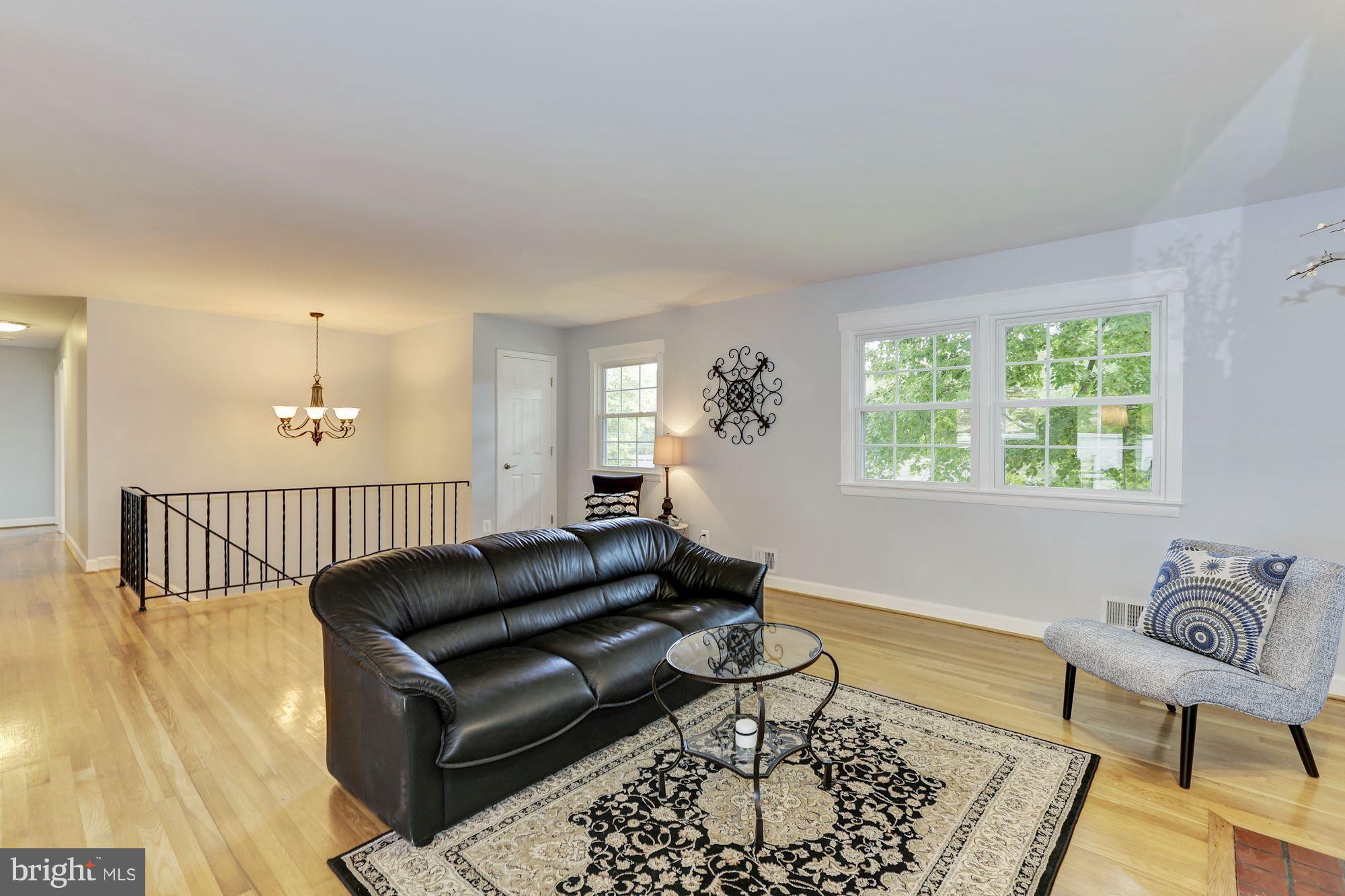 1806 Courtland Road Alexandria, VA 22306 - Photo 4 of 30 Spacious Living Room