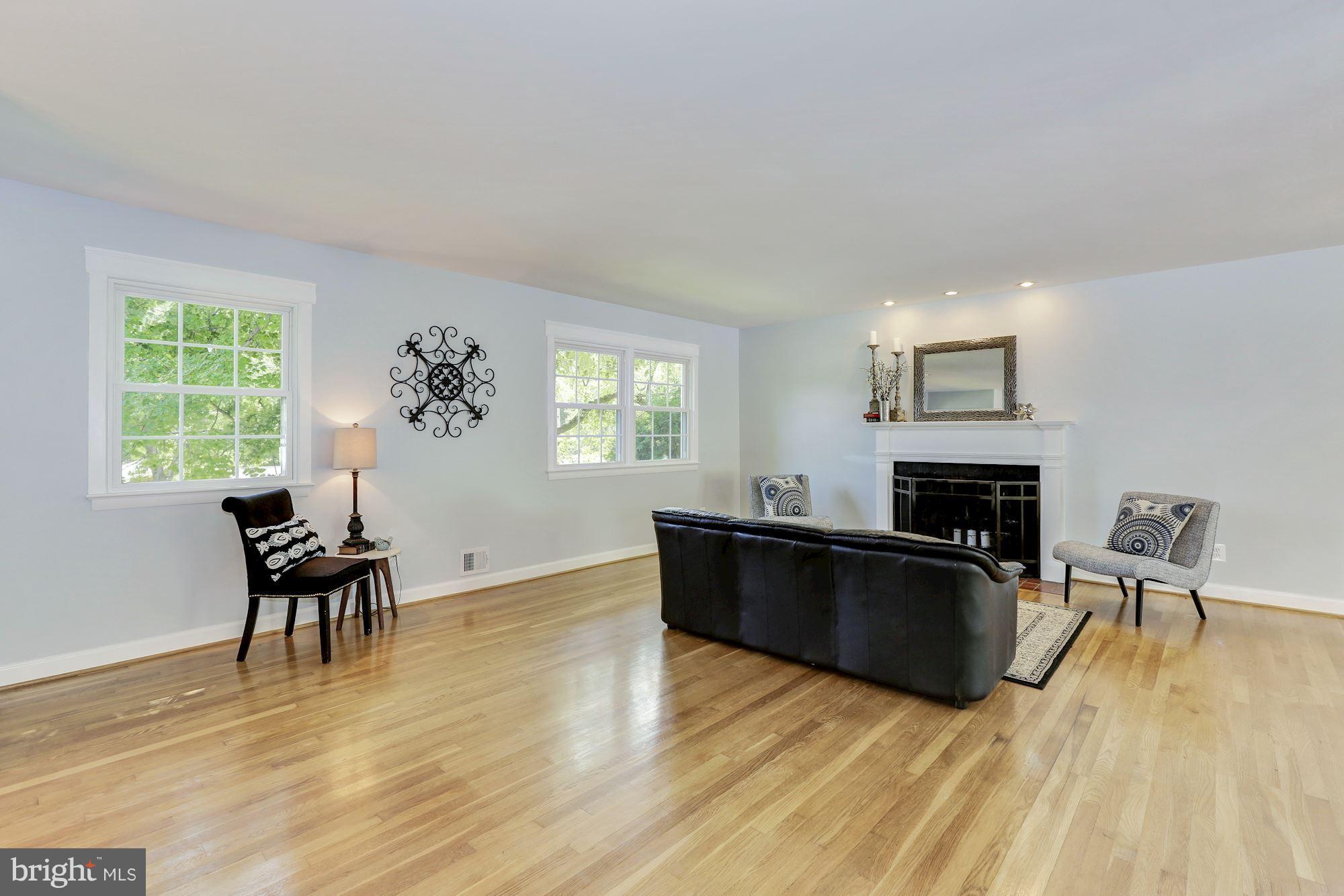 1806 Courtland Road Alexandria, VA 22306 - Photo 5 of 30 Living Room
