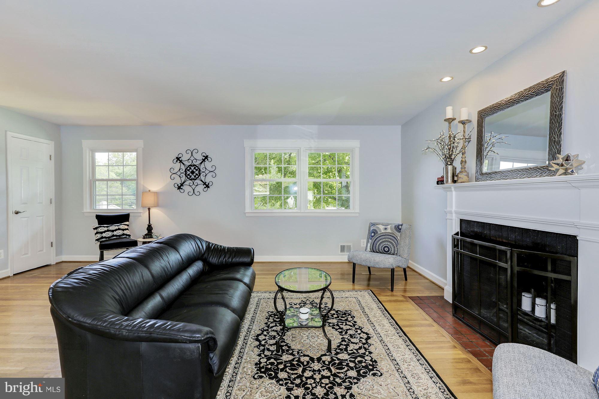 1806 Courtland Road Alexandria, VA 22306 - Photo 6 of 30 Living Room
