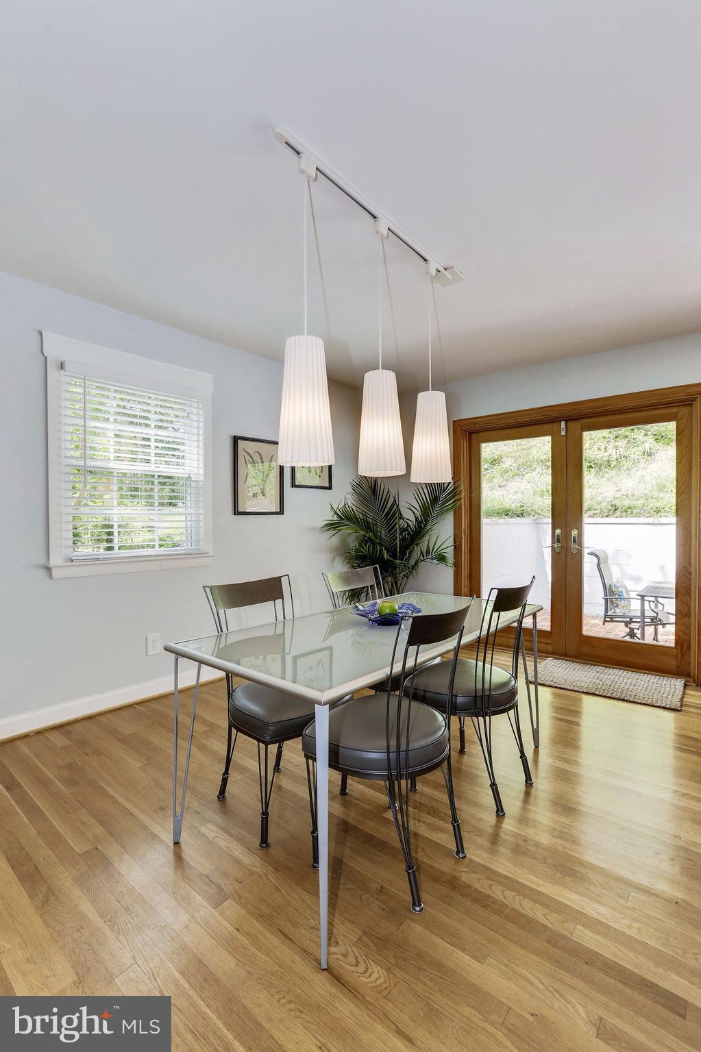 1806 Courtland Road Alexandria, VA 22306 - Photo 8 of 30 Dining Room w/ Glass Doors to Patio