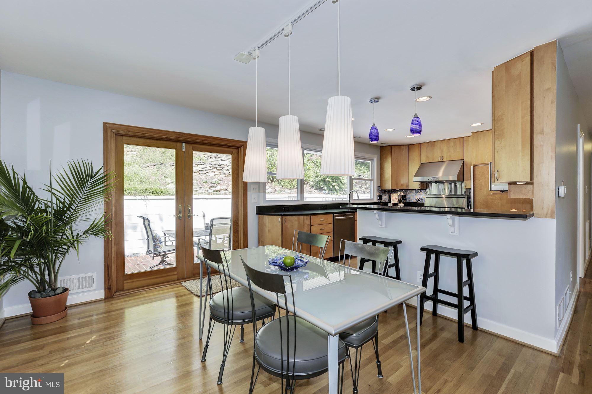 1806 Courtland Road Alexandria, VA 22306 - Photo 9 of 30 Perfect for Entertaining!