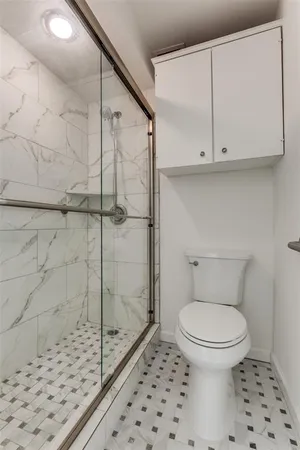 a bathroom with a toilet and a shower