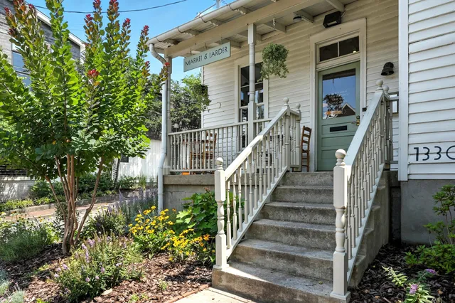 a view of entryway front of a house