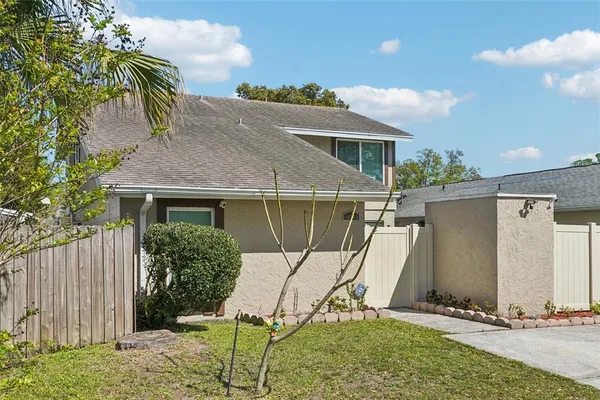 a view of a house with backyard