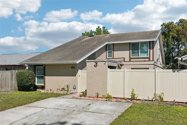 a view of a house with backyard